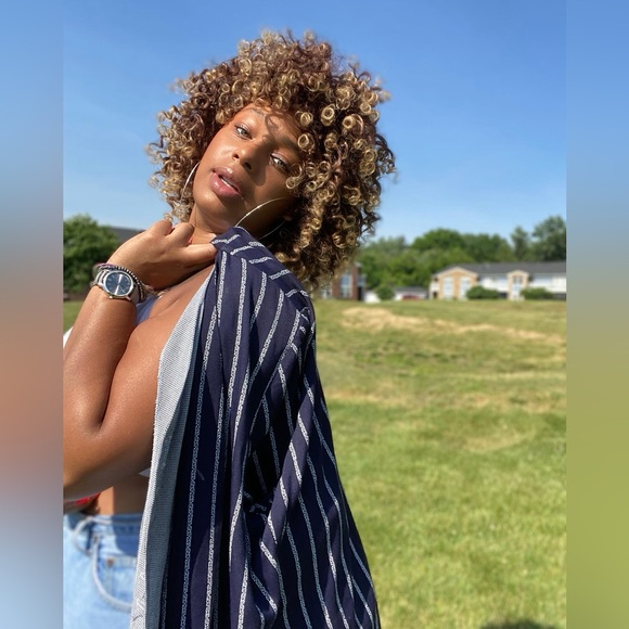 Meet your Posher, Elle! - Picture 1 of 1